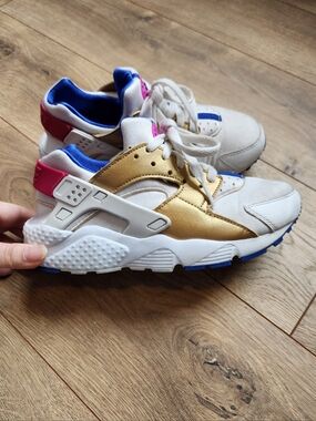 5.5Y Nike huarache tennis shoes